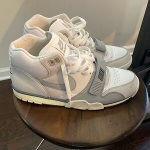 Nike cross trainer 1 sz 11 white and gray great condition